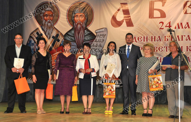 Празнично шествие за 24 май в Хасково, отличиха изявени ученици и учители 