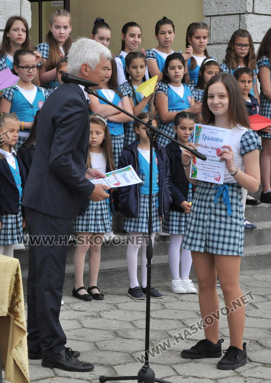 Двама "Ученици на годината" в „Христо Смирненски” получиха  плакети  за 24 май