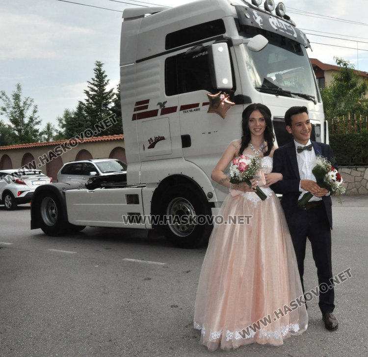 Стил и красота показаха абитуриентите от Езиковата гимназия в Хасково