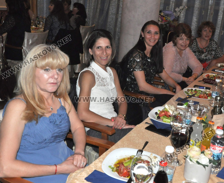 Абитуриенти с народни носии на бала на ПГЛП „Райна Княгиня“