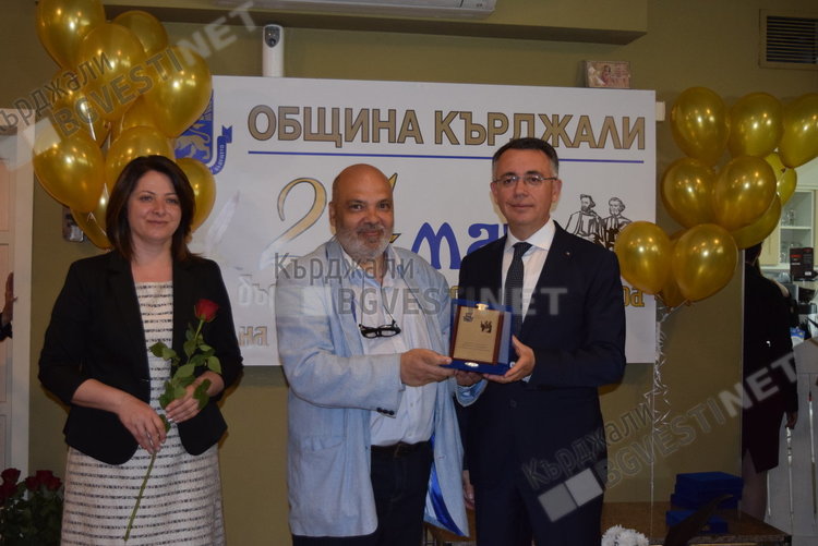 Кметът инж.Хасан Азис награди сайта Кърджали бг вести за добро партньорство