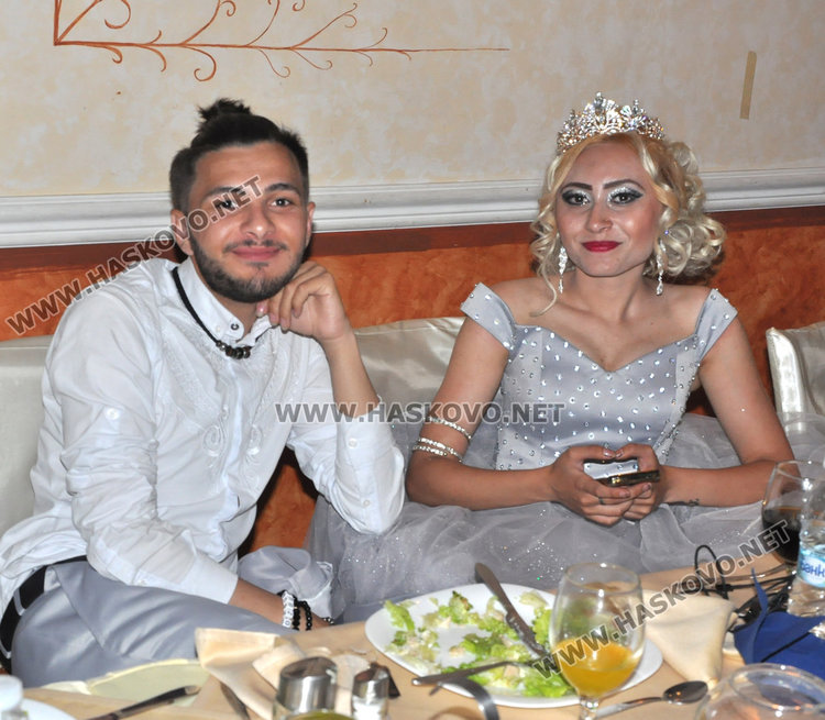 Абитуриенти с народни носии на бала на ПГЛП „Райна Княгиня“