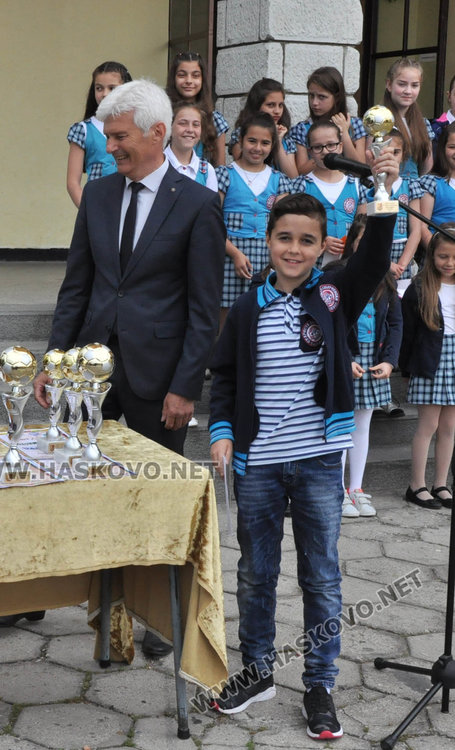 Двама "Ученици на годината" в „Христо Смирненски” получиха  плакети  за 24 май