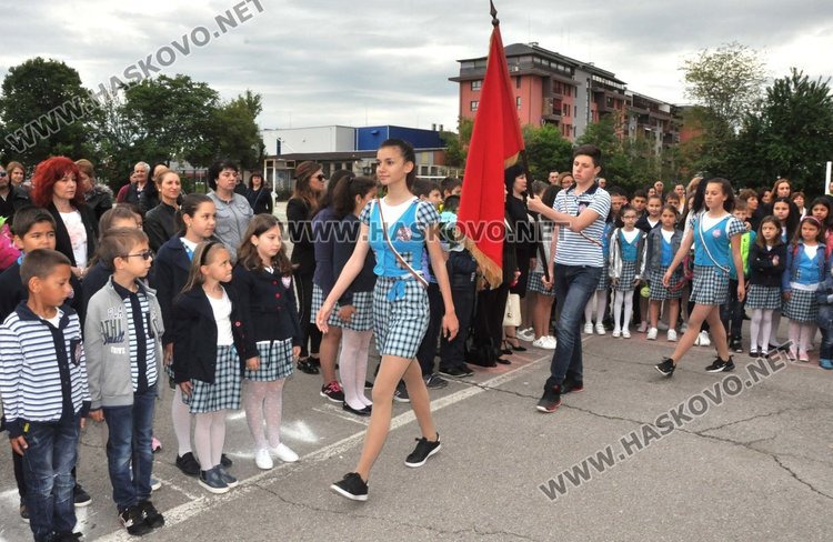Двама "Ученици на годината" в „Христо Смирненски” получиха  плакети  за 24 май