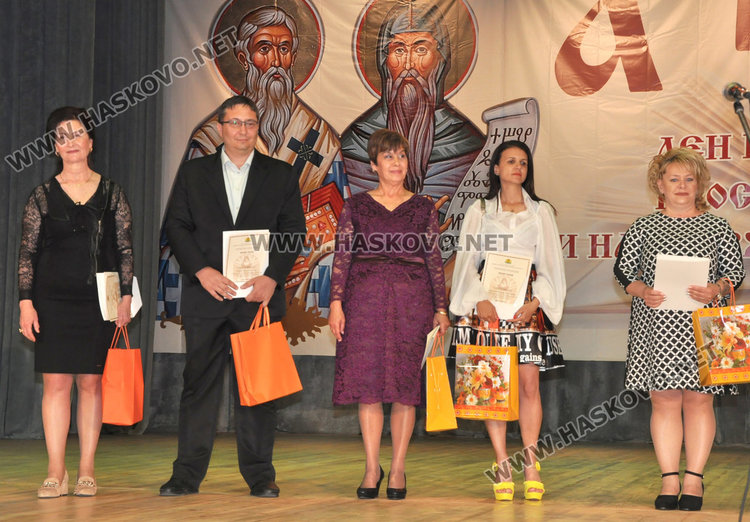 Празнично шествие за 24 май в Хасково, отличиха изявени ученици и учители 