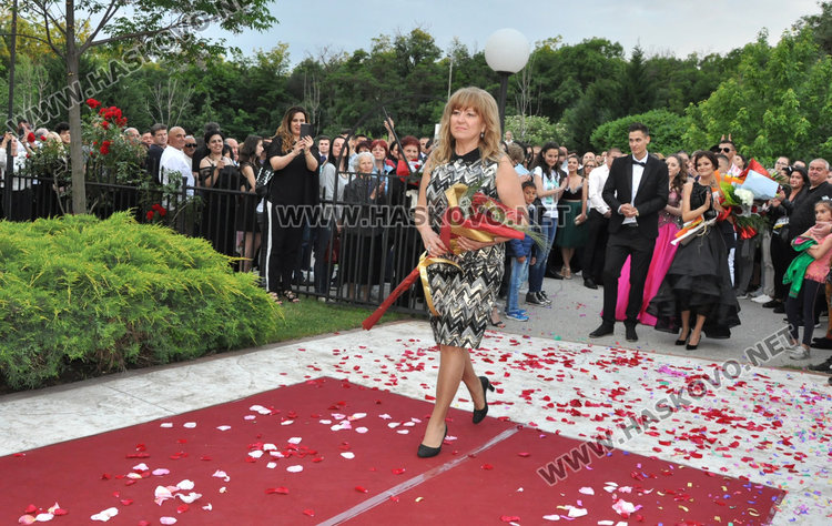 С чаша шампанско и дефиле по червения килим започна балът на Гимназията по туризъм