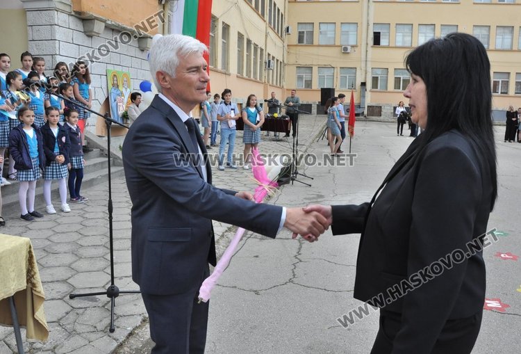 Двама "Ученици на годината" в „Христо Смирненски” получиха  плакети  за 24 май