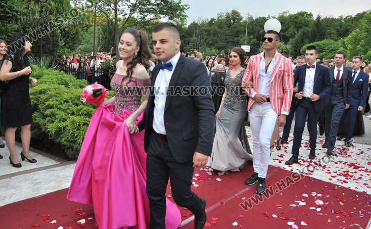 С чаша шампанско и дефиле по червения килим започна балът на Гимназията по туризъм