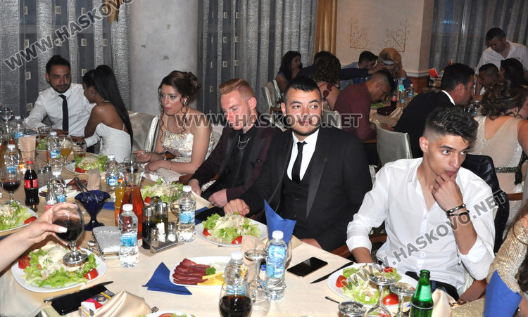 Абитуриенти с народни носии на бала на ПГЛП „Райна Княгиня“