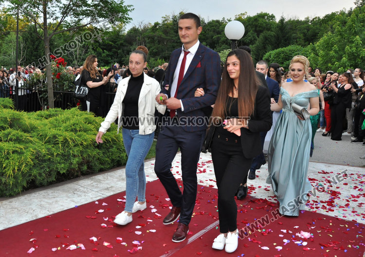 С чаша шампанско и дефиле по червения килим започна балът на Гимназията по туризъм
