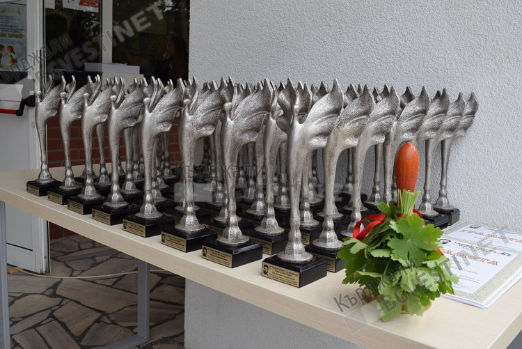 Силен випуск изпрати Езиковата гимназия, очаква още амбициозни последователи