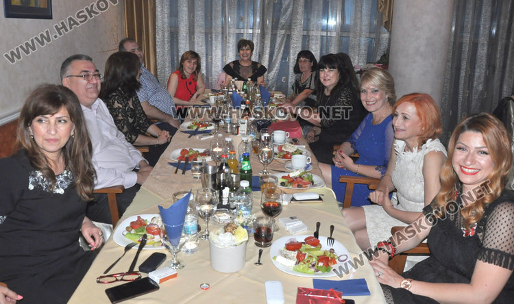 Абитуриенти с народни носии на бала на ПГЛП „Райна Княгиня“