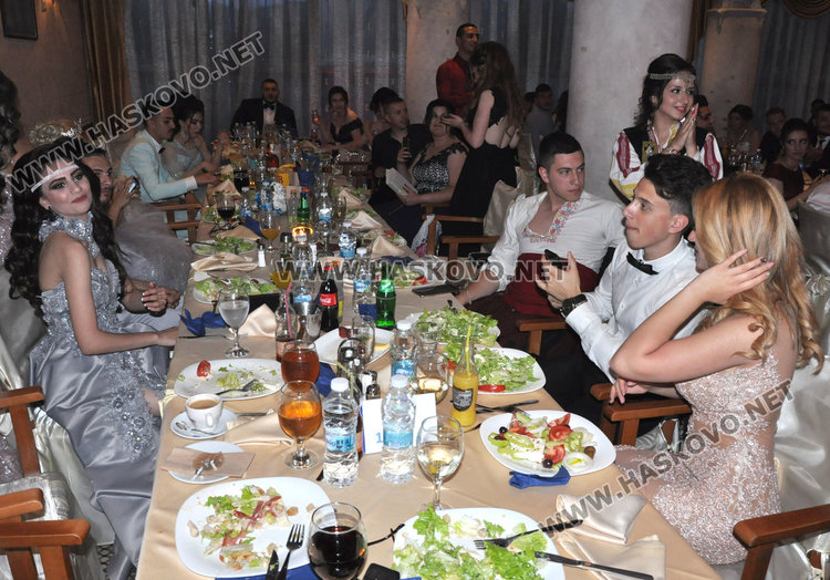 Абитуриенти с народни носии на бала на ПГЛП „Райна Княгиня“