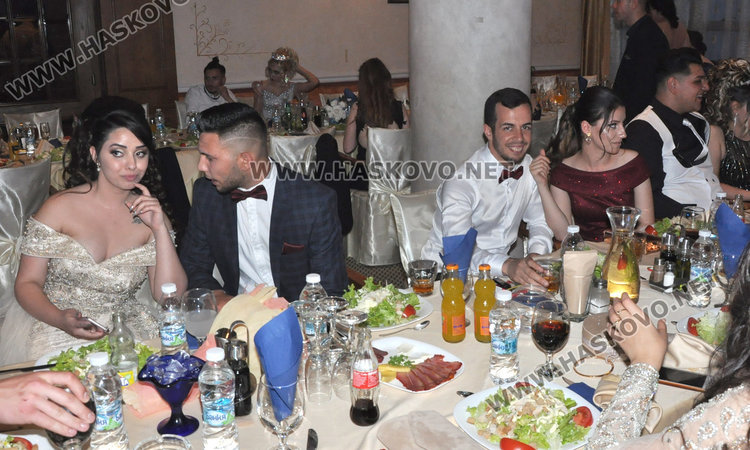 Абитуриенти с народни носии на бала на ПГЛП „Райна Княгиня“