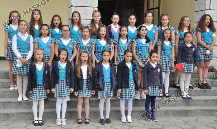 Двама "Ученици на годината" в „Христо Смирненски” получиха  плакети  за 24 май