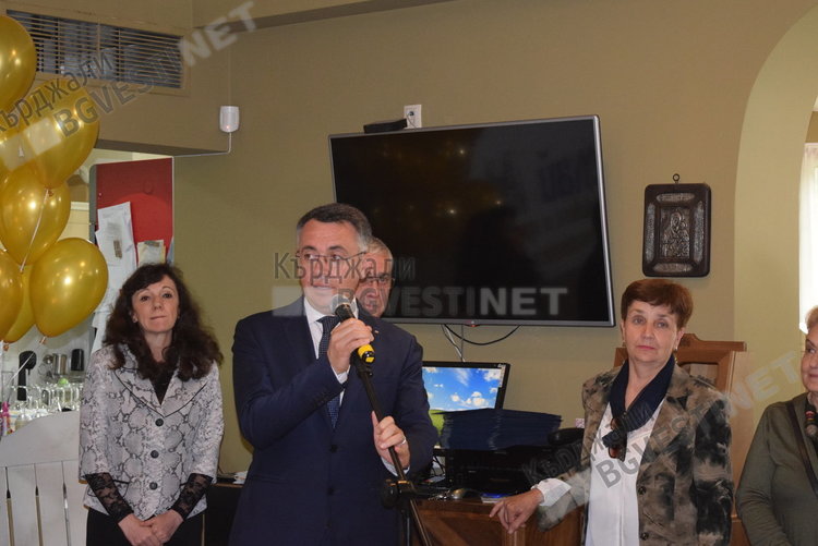 Кметът инж.Хасан Азис награди сайта Кърджали бг вести за добро партньорство