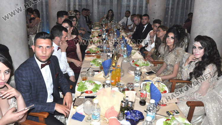 Абитуриенти с народни носии на бала на ПГЛП „Райна Княгиня“