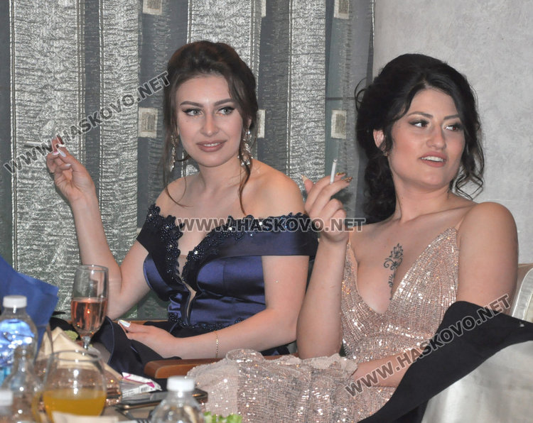 Абитуриенти с народни носии на бала на ПГЛП „Райна Княгиня“