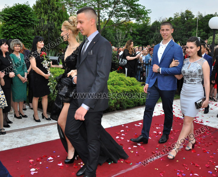 С чаша шампанско и дефиле по червения килим започна балът на Гимназията по туризъм