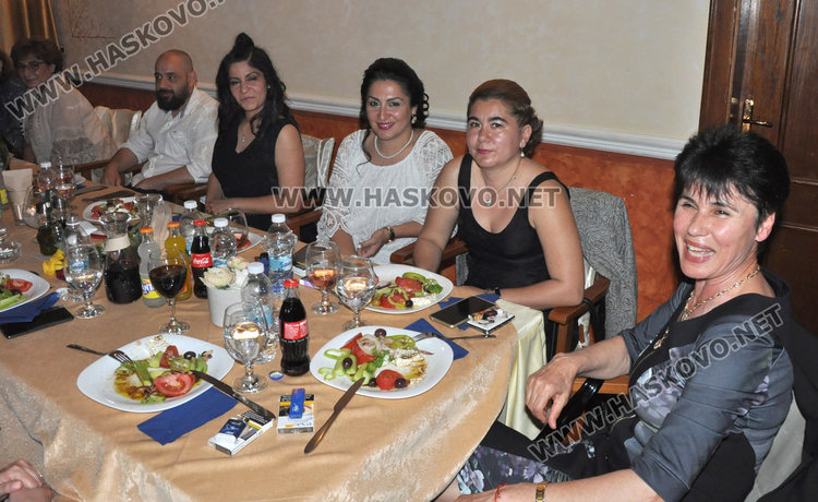 Абитуриенти с народни носии на бала на ПГЛП „Райна Княгиня“