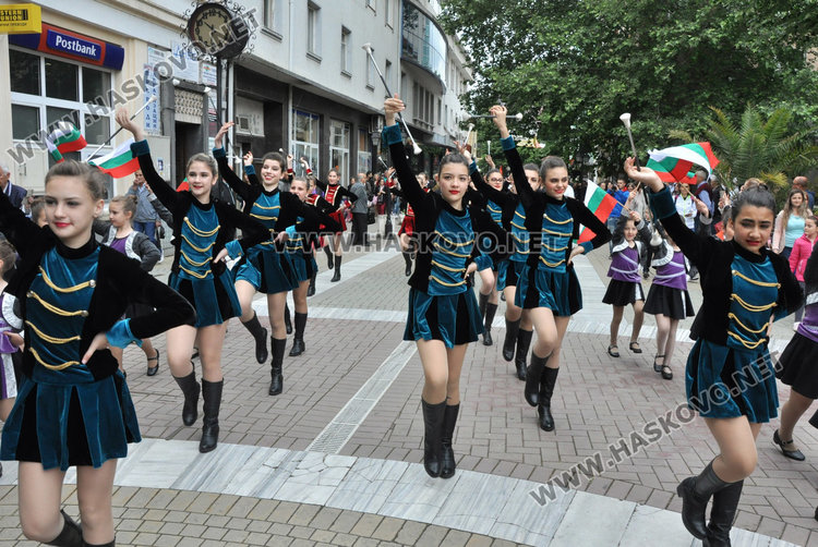 Празнично шествие за 24 май в Хасково, отличиха изявени ученици и учители 