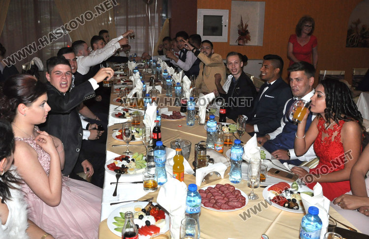 Черно и бяло е дрескодът на бала на Механото