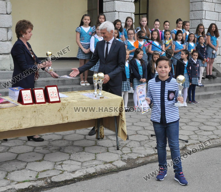 Двама "Ученици на годината" в „Христо Смирненски” получиха  плакети  за 24 май