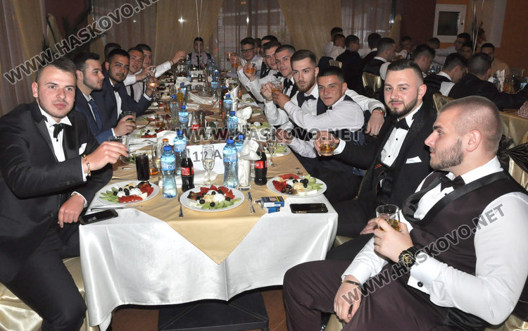 Черно и бяло е дрескодът на бала на Механото