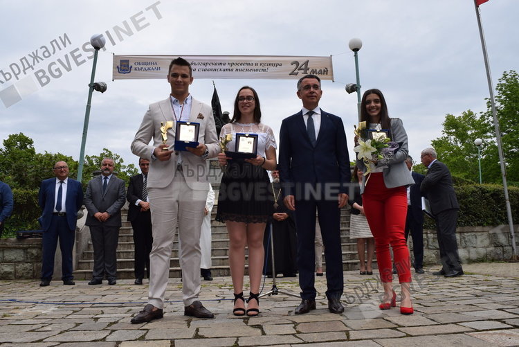 Бъдещето на Кърджали дефилира за 24 май,  кметът награди изявените