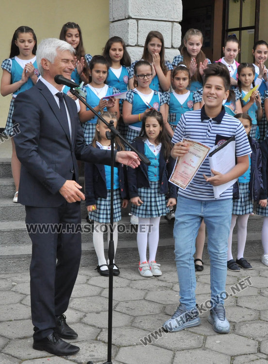 Двама "Ученици на годината" в „Христо Смирненски” получиха  плакети  за 24 май