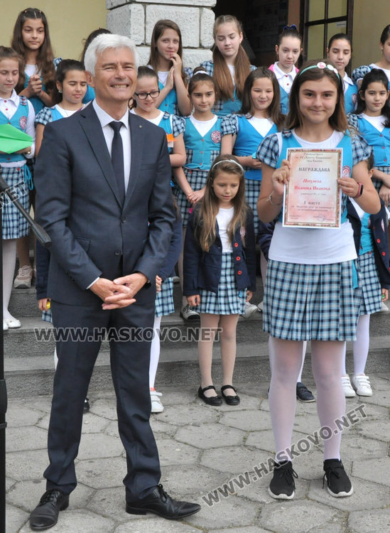 Двама "Ученици на годината" в „Христо Смирненски” получиха  плакети  за 24 май