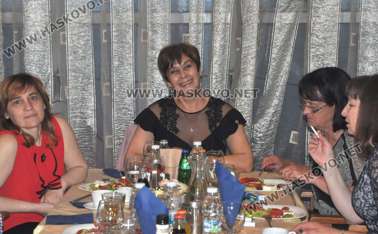 Абитуриенти с народни носии на бала на ПГЛП „Райна Княгиня“