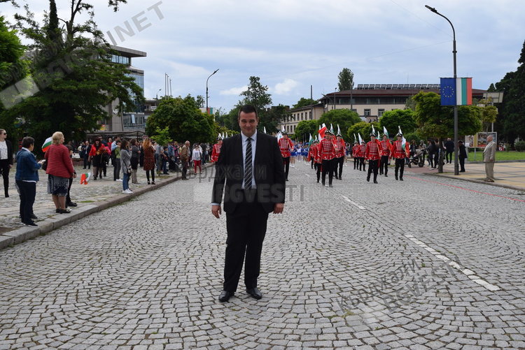 Бъдещето на Кърджали дефилира за 24 май,  кметът награди изявените