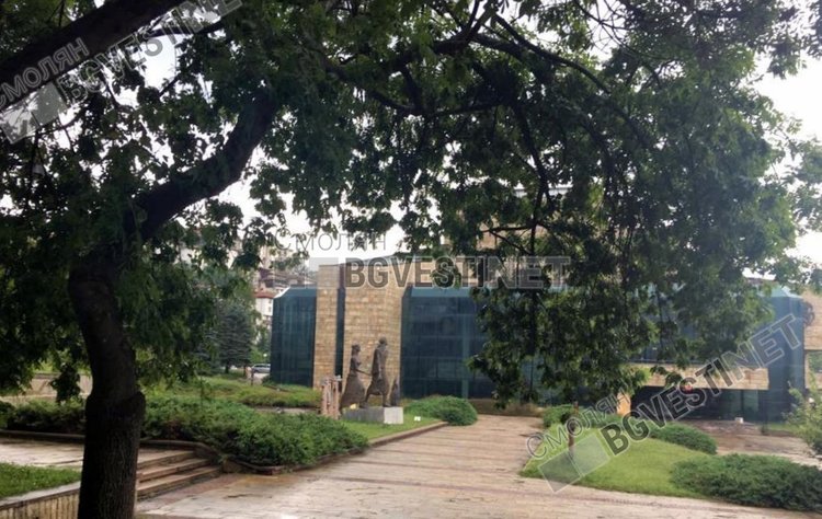 Жълт код за валежи в петък и захлаждане, възможни са градушки