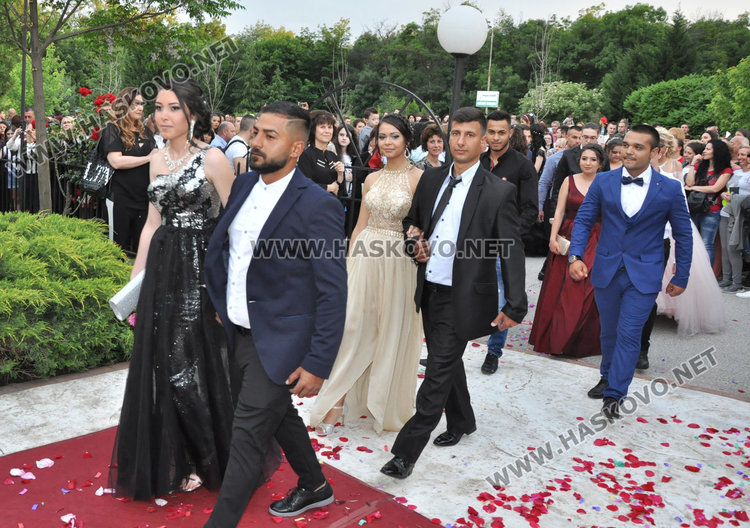 С чаша шампанско и дефиле по червения килим започна балът на Гимназията по туризъм