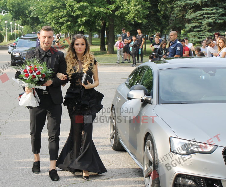 СУ "Любен Каравелов" изпрати своя випуск'2019