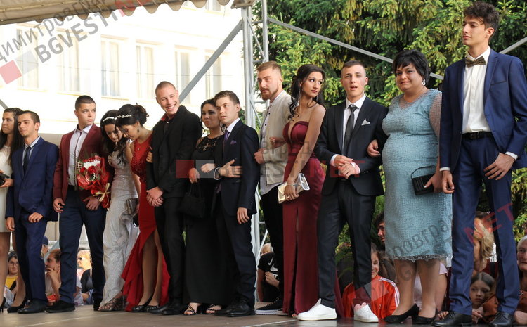 54 абитуриенти от Езиковата гимназия в Димитровград минаха по червения килим