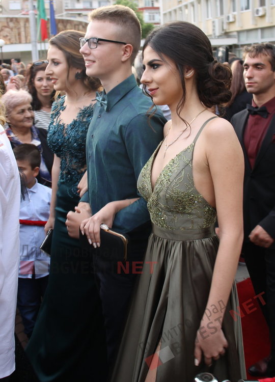 54 абитуриенти от Езиковата гимназия в Димитровград минаха по червения килим