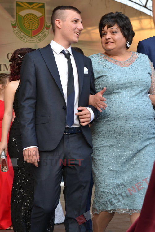 54 абитуриенти от Езиковата гимназия в Димитровград минаха по червения килим