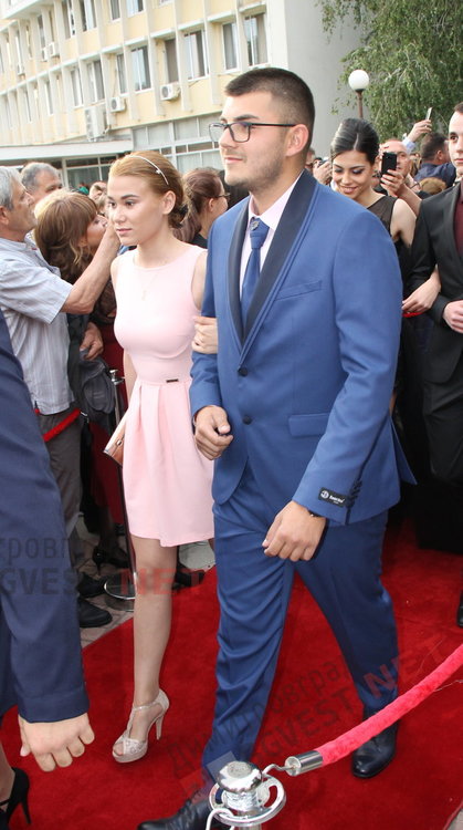 54 абитуриенти от Езиковата гимназия в Димитровград минаха по червения килим