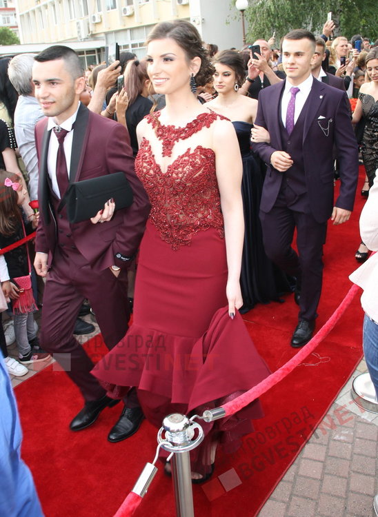 54 абитуриенти от Езиковата гимназия в Димитровград минаха по червения килим