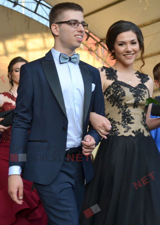 54 абитуриенти от Езиковата гимназия в Димитровград минаха по червения килим