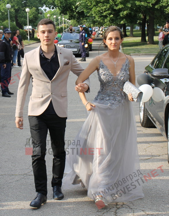 СУ "Любен Каравелов" изпрати своя випуск'2019