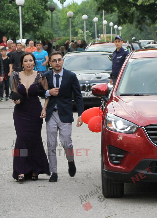 54 абитуриенти от Езиковата гимназия в Димитровград минаха по червения килим