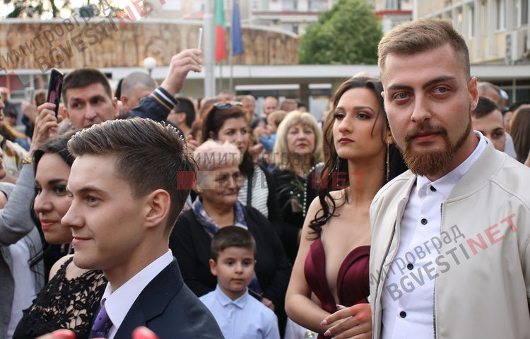 54 абитуриенти от Езиковата гимназия в Димитровград минаха по червения килим