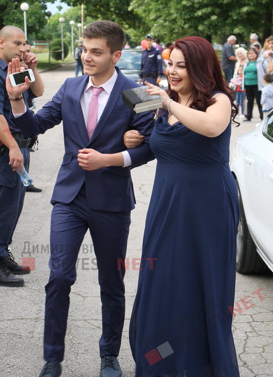 54 абитуриенти от Езиковата гимназия в Димитровград минаха по червения килим