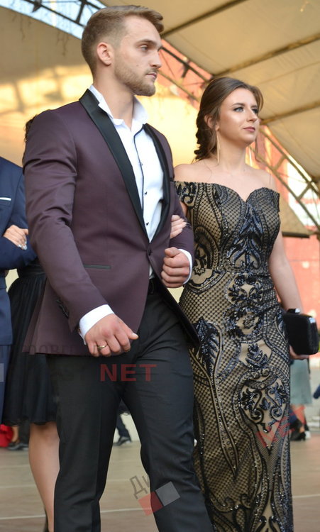 54 абитуриенти от Езиковата гимназия в Димитровград минаха по червения килим