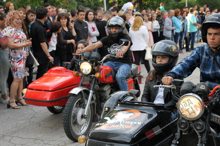 54 абитуриенти от Езиковата гимназия в Димитровград минаха по червения килим