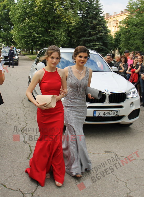 54 абитуриенти от Езиковата гимназия в Димитровград минаха по червения килим