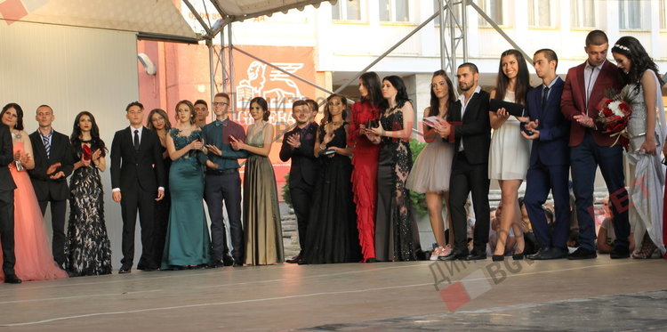 54 абитуриенти от Езиковата гимназия в Димитровград минаха по червения килим